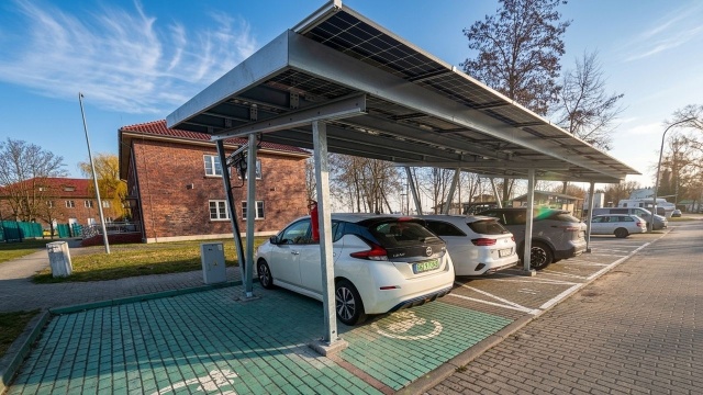 Fot. Centrum Żeglarskie Dwie wiaty i fotowoltaika na parkingu w Centrum Żeglarskim [ZDJĘCIA]