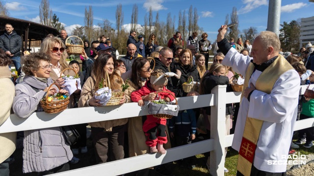 Fot. Robert Stachnik [Radio Szczecin] Wielkanocny koszyk z wysokości końskiego grzbietu [WIDEO, ZDJĘCIA]