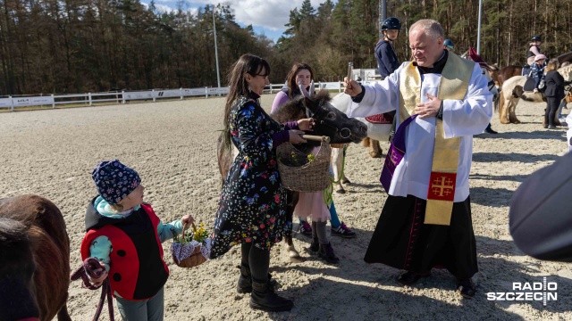 Fot. Robert Stachnik [Radio Szczecin] Wielkanocny koszyk z wysokości końskiego grzbietu [WIDEO, ZDJĘCIA]