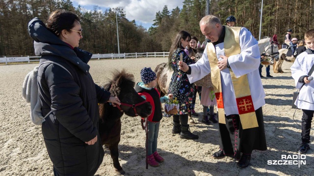 Fot. Robert Stachnik [Radio Szczecin] Wielkanocny koszyk z wysokości końskiego grzbietu [WIDEO, ZDJĘCIA]