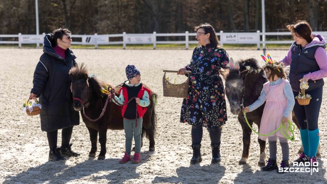 Fot. Robert Stachnik [Radio Szczecin] Wielkanocny koszyk z wysokości końskiego grzbietu [WIDEO, ZDJĘCIA]