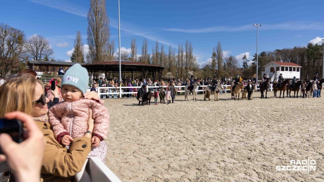 Fot. Robert Stachnik [Radio Szczecin] Wielkanocny koszyk z wysokości końskiego grzbietu [WIDEO, ZDJĘCIA]