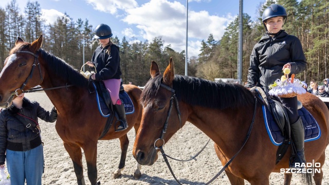 Fot. Robert Stachnik [Radio Szczecin] Wielkanocny koszyk z wysokości końskiego grzbietu [WIDEO, ZDJĘCIA]