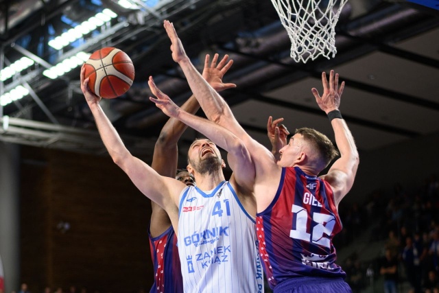 PAP/Przemysław Karolczuk King dostał lanie, ale utrzymał pozycję lidera [ZDJĘCIA]