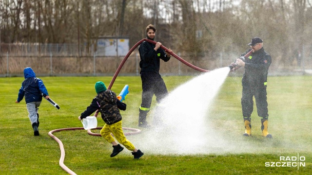 Fot. Robert Stachnik [Radio Szczecin] W Trzebieży rozegrała się tradycyjna wodna bitwa [WIDEO, ZDJĘCIA]