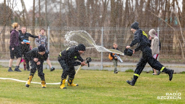 Fot. Robert Stachnik [Radio Szczecin] W Trzebieży rozegrała się tradycyjna wodna bitwa [WIDEO, ZDJĘCIA]