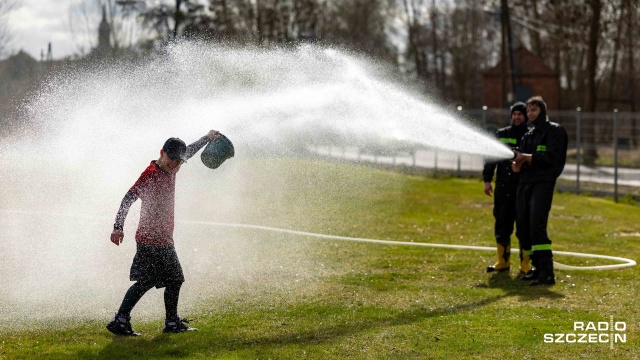 Fot. Robert Stachnik [Radio Szczecin] W Trzebieży rozegrała się tradycyjna wodna bitwa [WIDEO, ZDJĘCIA]