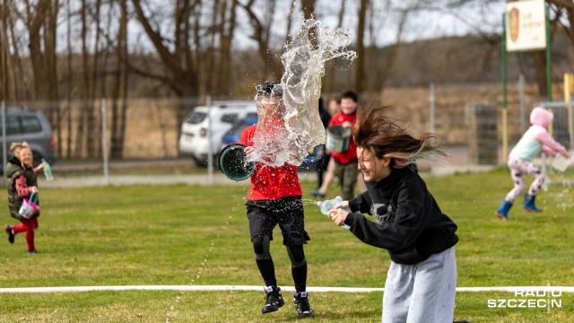 Fot. Robert Stachnik [Radio Szczecin] W Trzebieży rozegrała się tradycyjna wodna bitwa [WIDEO, ZDJĘCIA]