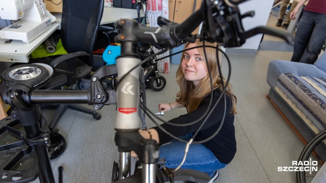 Fot. Robert Stachnik [Radio Szczecin] Uczniowie XVI LO otworzyli Rekowerownię i pomogą w remoncie rowerów [WIDEO, ZDJĘCIA]