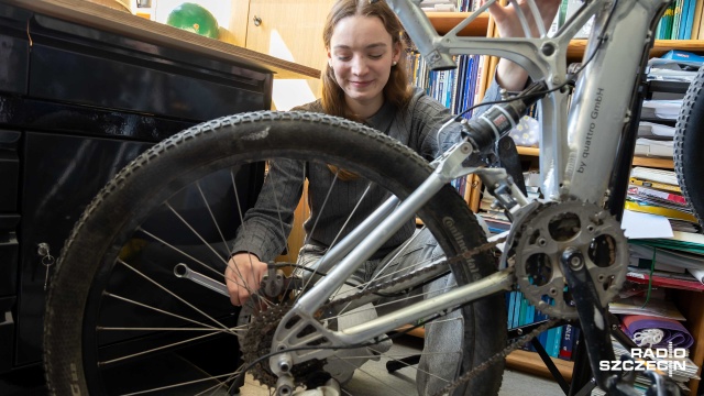 Fot. Robert Stachnik [Radio Szczecin] Uczniowie XVI LO otworzyli Rekowerownię i pomogą w remoncie rowerów [WIDEO, ZDJĘCIA]