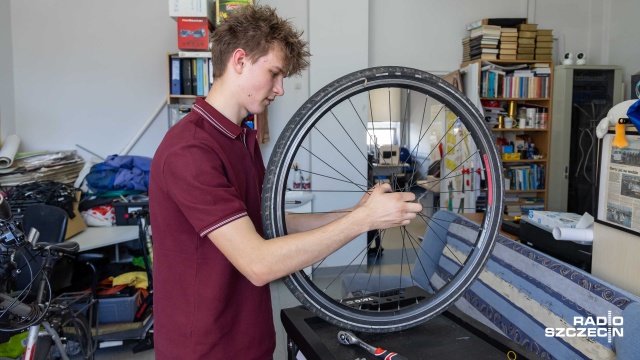 Fot. Robert Stachnik [Radio Szczecin] Uczniowie XVI LO otworzyli Rekowerownię i pomogą w remoncie rowerów [WIDEO, ZDJĘCIA]