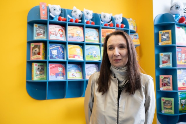 Autorka serii książek o Kici Koci Anita Głowińska podczas przedpremierowego zwiedzania Muzeum Kici Koci „Kiciokociolandia” w Poznaniu. Fot. PAP/Jakub Kaczmarczyk Powstało pierwsze w Polsce muzeum Kici Koci