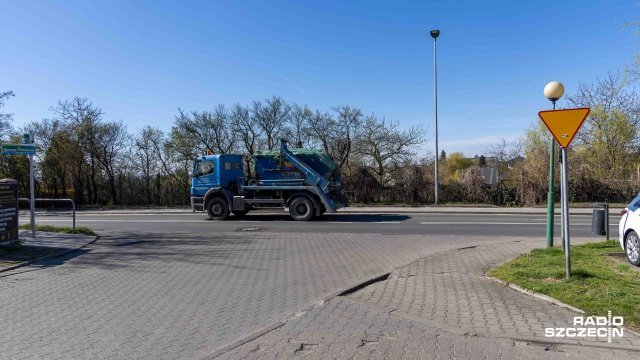 Fot. Robert Stachnik [Radio Szczecin] Ruchliwa ulica na Warszewie bez przejścia dla pieszych. Mieszkańcy: bardzo szybko jeżdżą [ZDJĘCIA]
