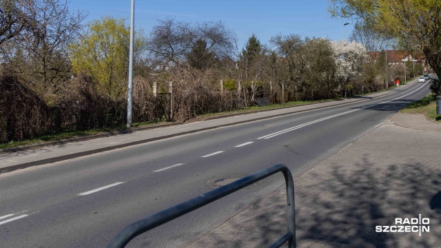 Fot. Robert Stachnik [Radio Szczecin] Ruchliwa ulica na Warszewie bez przejścia dla pieszych. Mieszkańcy: bardzo szybko jeżdżą [ZDJĘCIA]