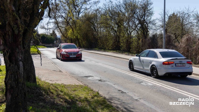 Fot. Robert Stachnik [Radio Szczecin] Ruchliwa ulica na Warszewie bez przejścia dla pieszych. Mieszkańcy: bardzo szybko jeżdżą [ZDJĘCIA]