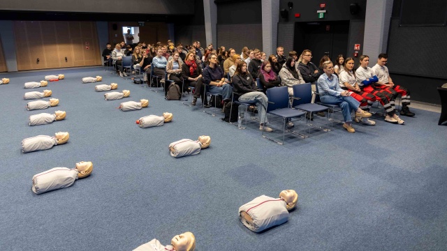 Fot. Robert Stachnik [Radio Szczecin] Wolontariusze ze szkół średnich uczyli się udzielać pierwszej pomocy [ZDJĘCIA]