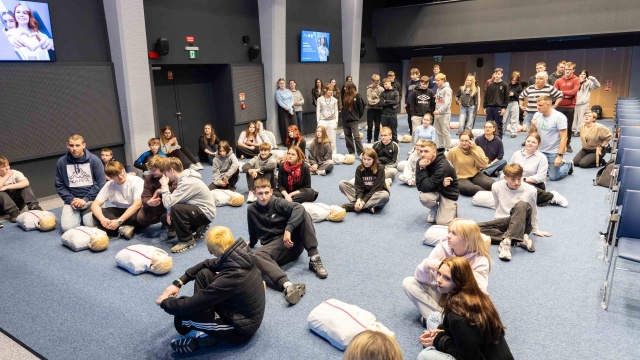 Fot. Robert Stachnik [Radio Szczecin] Wolontariusze ze szkół średnich uczyli się udzielać pierwszej pomocy [ZDJĘCIA]