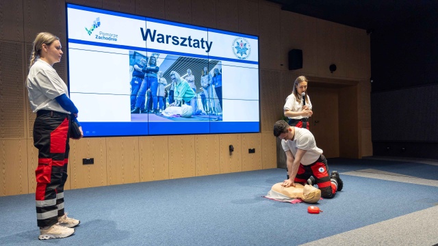 Fot. Robert Stachnik [Radio Szczecin] Wolontariusze ze szkół średnich uczyli się udzielać pierwszej pomocy [ZDJĘCIA]