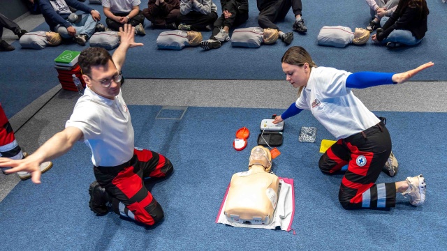 Fot. Robert Stachnik [Radio Szczecin] Wolontariusze ze szkół średnich uczyli się udzielać pierwszej pomocy [ZDJĘCIA]