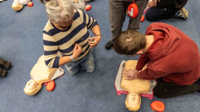 Fot. Robert Stachnik [Radio Szczecin] Wolontariusze ze szkół średnich uczyli się udzielać pierwszej pomocy [ZDJĘCIA]