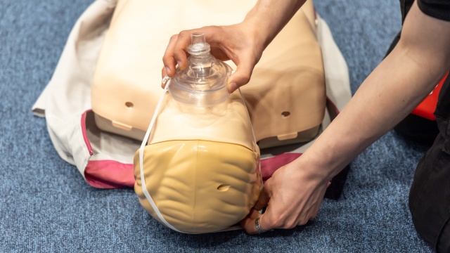 Fot. Robert Stachnik [Radio Szczecin] Wolontariusze ze szkół średnich uczyli się udzielać pierwszej pomocy [ZDJĘCIA]