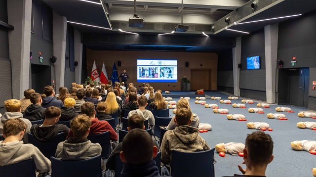 Fot. Robert Stachnik [Radio Szczecin] Wolontariusze ze szkół średnich uczyli się udzielać pierwszej pomocy [ZDJĘCIA]