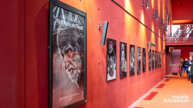 Fot. Robert Stachnik [Radio Szczecin] Wystawa pt. "Jestem Berlińczykiem" w Teatrze Polskim [ZDJĘCIA]