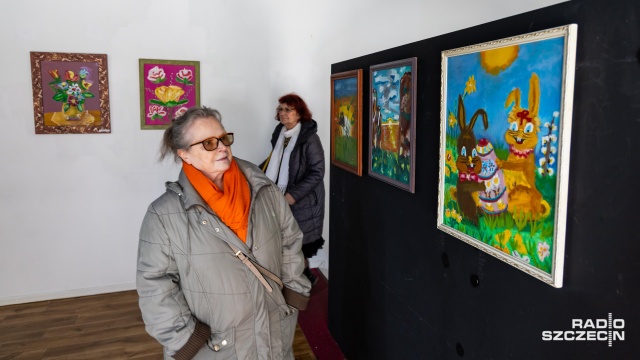 Fot. Robert Stachnik [Radio Szczecin] Maluje stopą. Wystawę można oglądać w Szczecinie [ZDJĘCIA]