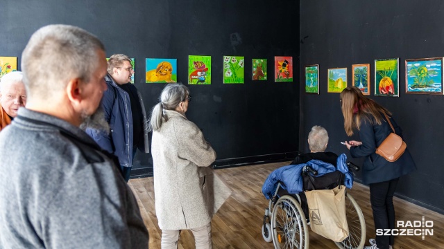Fot. Robert Stachnik [Radio Szczecin] Maluje stopą. Wystawę można oglądać w Szczecinie [ZDJĘCIA]