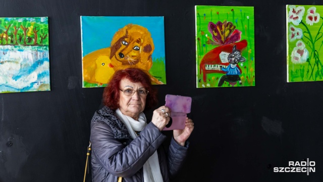 Fot. Robert Stachnik [Radio Szczecin] Maluje stopą. Wystawę można oglądać w Szczecinie [ZDJĘCIA]