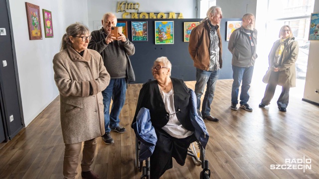 Fot. Robert Stachnik [Radio Szczecin] Maluje stopą. Wystawę można oglądać w Szczecinie [ZDJĘCIA]