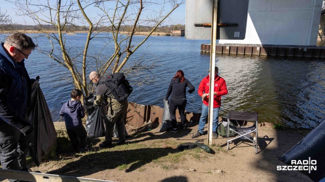 Fot. Robert Stachnik [Radio Szczecin] Szczecin zakasał rękawy. Ruszyła akcja "Czysta Odra" [ZDJĘCIA, WIDEO]
