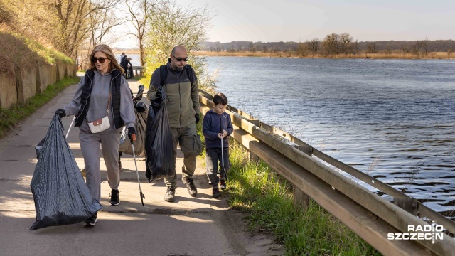 Fot. Robert Stachnik [Radio Szczecin] Szczecin zakasał rękawy. Ruszyła akcja "Czysta Odra" [ZDJĘCIA, WIDEO]