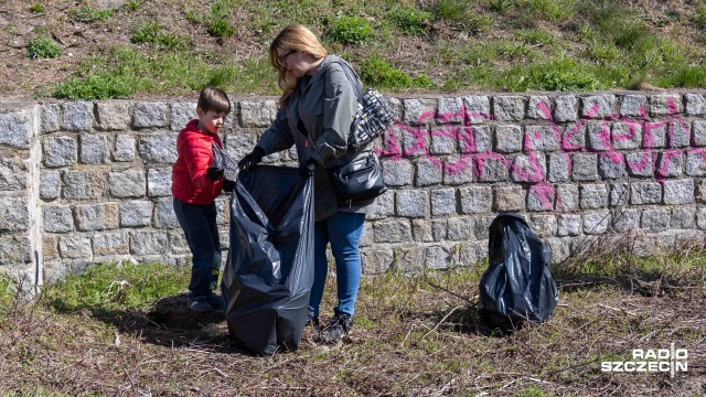 Fot. Robert Stachnik [Radio Szczecin] Szczecin zakasał rękawy. Ruszyła akcja "Czysta Odra" [ZDJĘCIA, WIDEO]