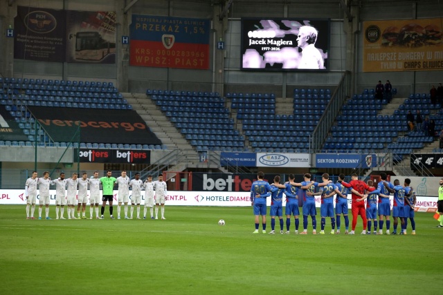 Piłkarze Piasta Gliwice i Pogoni Szczecin minutą ciszy uczcili pamięć drugiego trenera reprezentacji Polski Jacka Magiery przed meczem Ekstraklasy. Fot. PAP/Jarek Praszkiewicz Bardzo ważna wygrana Pogoni w Gliwicach [ZDJĘCIA]