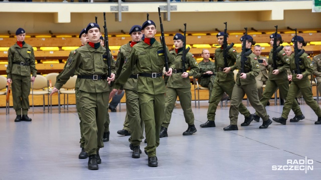 Fot. Robert Stachnik [Radio Szczecin] Sprawdziliśmy, jak z musztrą paradną radzą sobie uczniowie klas mundurowych [WIDEO, ZDJĘCIA]