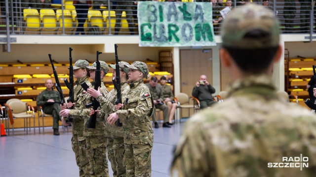 Fot. Robert Stachnik [Radio Szczecin] Sprawdziliśmy, jak z musztrą paradną radzą sobie uczniowie klas mundurowych [WIDEO, ZDJĘCIA]