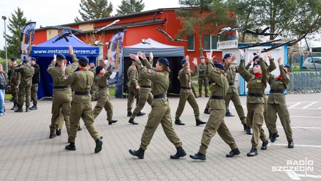 Fot. Robert Stachnik [Radio Szczecin] Sprawdziliśmy, jak z musztrą paradną radzą sobie uczniowie klas mundurowych [WIDEO, ZDJĘCIA]