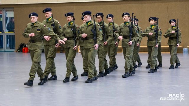 Fot. Robert Stachnik [Radio Szczecin] Sprawdziliśmy, jak z musztrą paradną radzą sobie uczniowie klas mundurowych [WIDEO, ZDJĘCIA]
