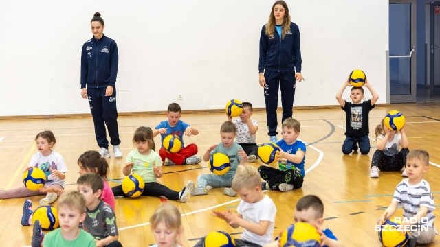 Fot. Robert Stachnik [Radio Szczecin] Przedszkolaki z Polic pod skrzydłami siatkarek Lotto Chemika [ZDJĘCIA]