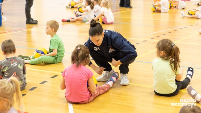 Fot. Robert Stachnik [Radio Szczecin] Przedszkolaki z Polic pod skrzydłami siatkarek Lotto Chemika [ZDJĘCIA]