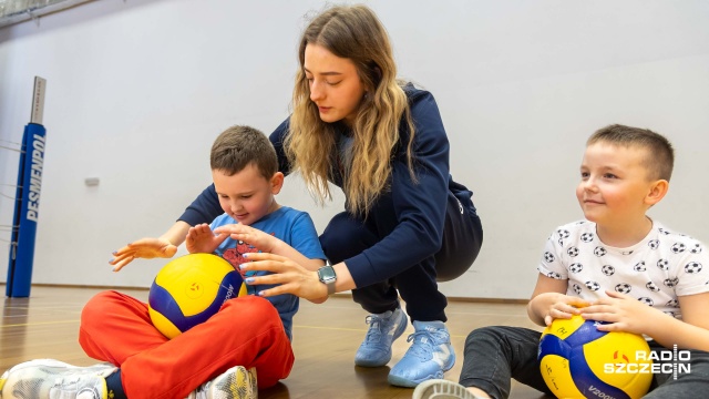 Fot. Robert Stachnik [Radio Szczecin] Przedszkolaki z Polic pod skrzydłami siatkarek Lotto Chemika [ZDJĘCIA]
