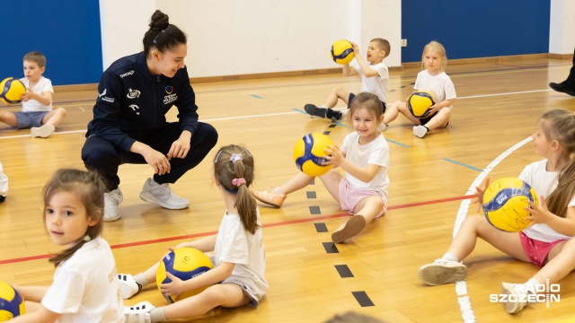 Fot. Robert Stachnik [Radio Szczecin] Przedszkolaki z Polic pod skrzydłami siatkarek Lotto Chemika [ZDJĘCIA]