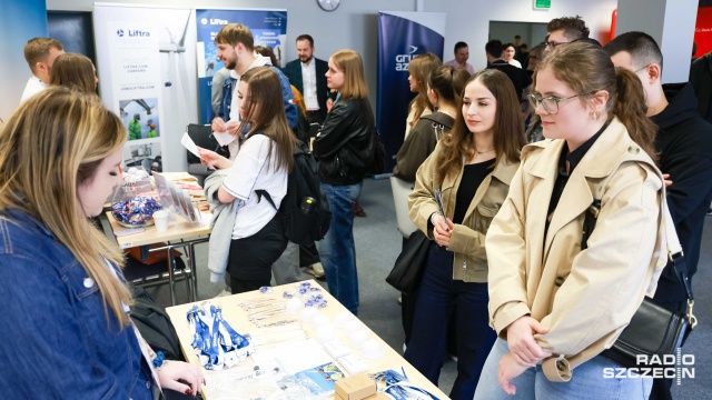 Fot. Robert Stachnik [Radio Szczecin] Targi Pracy ZUT na ulicy Jagiellońskiej [ZDJĘCIA]
