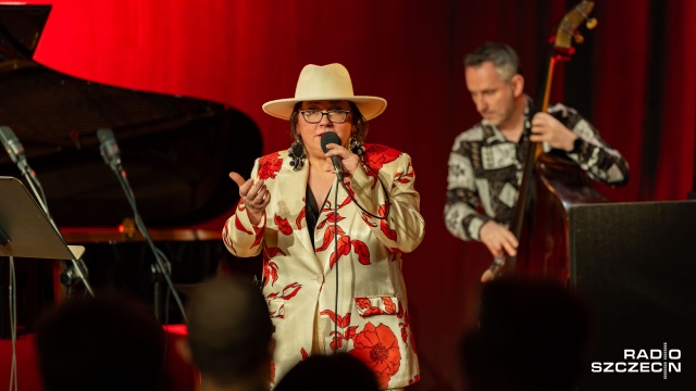 Jola Szczepaniak – wokalistka i Bartosz Świątek – kontrabasista. Fot. Robert Stachnik [Radio Szczecin] Jola Szczepaniak wystąpiła w Studiu Koncertowym Radia Szczecin