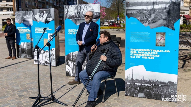 Fot. Robert Stachnik [Radio Szczecin] Wystawa "Wygnali Bieruta z trybuny" na pl. Zgody [ZDJĘCIA]