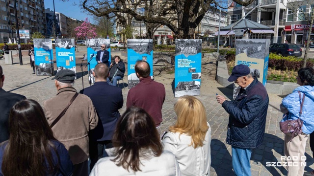 Fot. Robert Stachnik [Radio Szczecin] Wystawa "Wygnali Bieruta z trybuny" na pl. Zgody [ZDJĘCIA]
