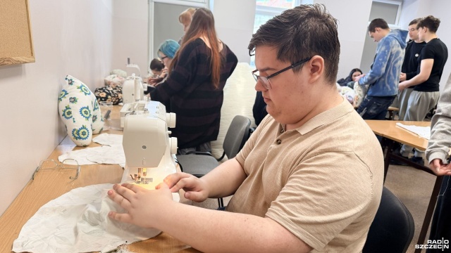 Fot. Weronika Łyczywek [Radio Szczecin] Szczecińska młodzież uszyła poduszki dla Amazonek [ZDJĘCIA]