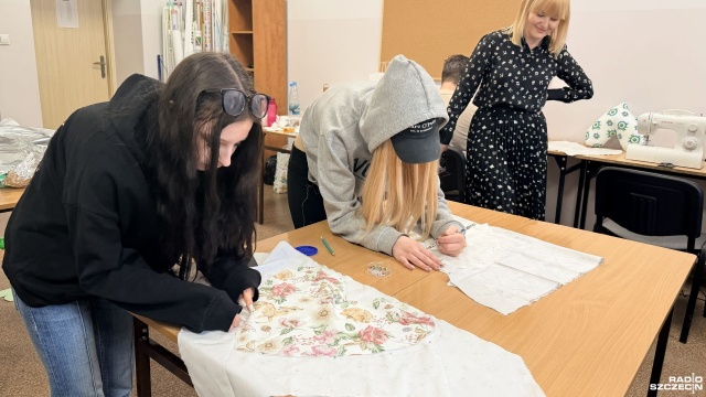 Fot. Weronika Łyczywek [Radio Szczecin] Szczecińska młodzież uszyła poduszki dla Amazonek [ZDJĘCIA]