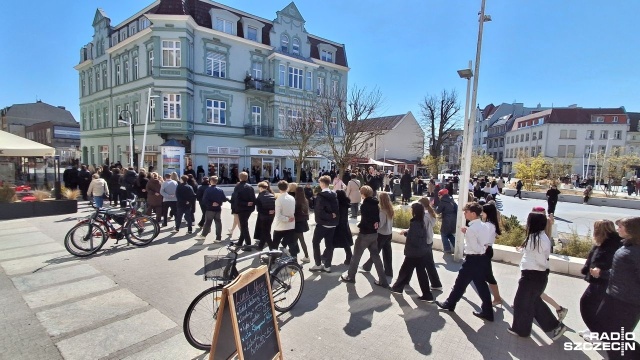 Fot. Joanna Maraszek [Radio Szczecin] Polonez przed maturami w centrum Świnoujścia [ZDJĘCIA]